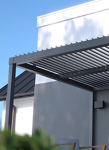 Pergola Bioclimatica su Misura con Lamelle Aperte