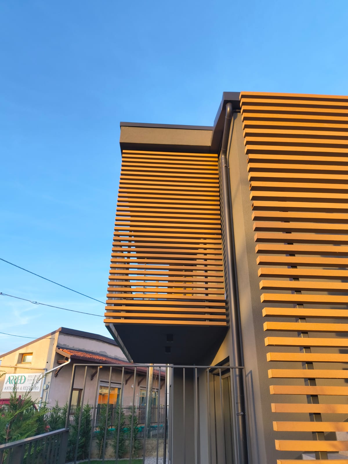 Fettaglio frangisole in alluminio