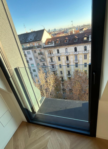 Serramenti in alluminio e parapetti esterni in vetro