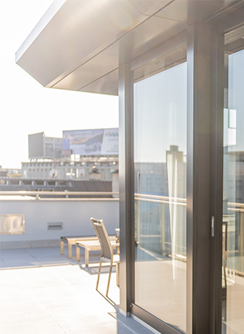 Veranda Vetrata Moderna con Vista sulla Città