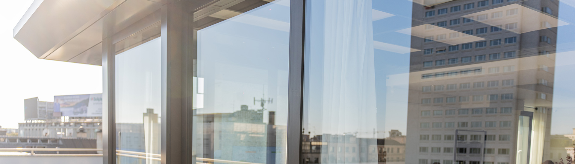 Veranda Vetrata Moderna con Vista sulla Città