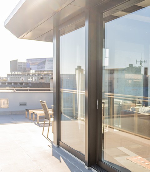 Veranda Vetrata Moderna con Vista sulla Città