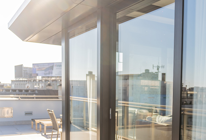 Veranda Vetrata Moderna con Vista sulla Città