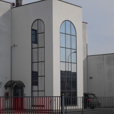 Edificio con Vetrate e Serramenti di Design e Moderni