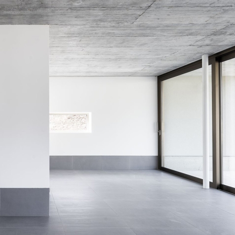 Stanza Luminosa Vuota con Ampia Finestra